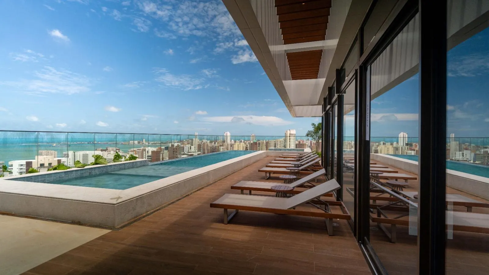 Piscina de borda infinita no rooftop, com vista para o mar de Fortaleza